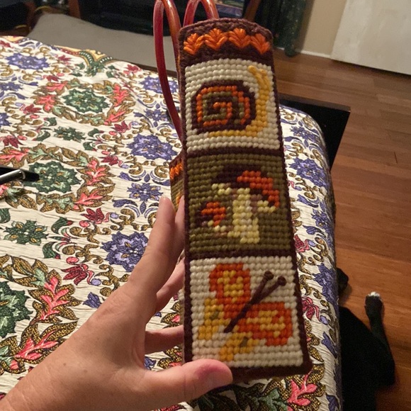 Vintage needlepoint purse with matching eyeglass case - Picture 5 of 8